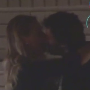 Jamie Clayton e Keanu Reeves são vistos aos beijos ao deixarem restaurante na Califórnia