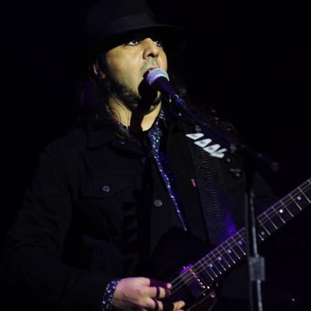 25.set.2015 - O guitarrista Daron Malakian da banda de metal americana System of a Down durante show que fez na Arena Anhembi, em São Paulo - Junior Lago/UOL