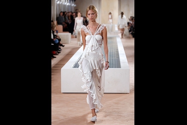Vestido branco Balenciaga na Semana de Moda de Paris - AFP