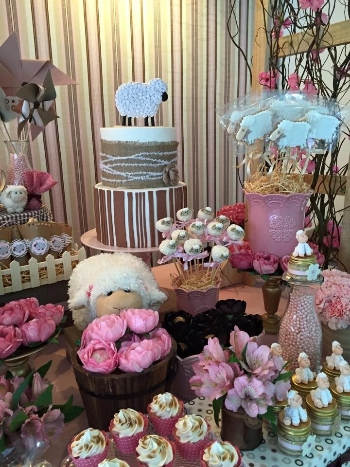 Tina de madeira em miniatura com doces finos em forminhas especiais da Decora Doces (instagram.com/decoradoces). O bolo cenográfico deste chá de fraldas é da chef Aline Leone (instagram.com/chefalineleone) - Divulgação