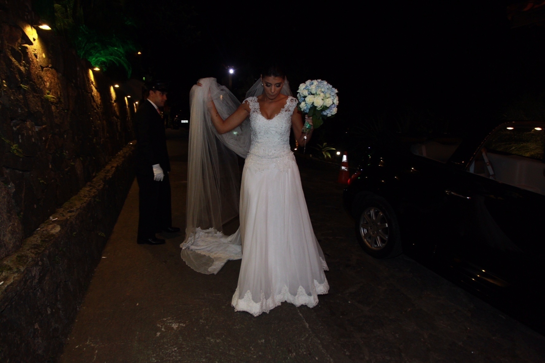 12.nov.2015 - Ex-BBB Franciele chega para seu casamento com o também ex-participante do BBB Diego Grossi - Marcello Sá Barretto/AgNews