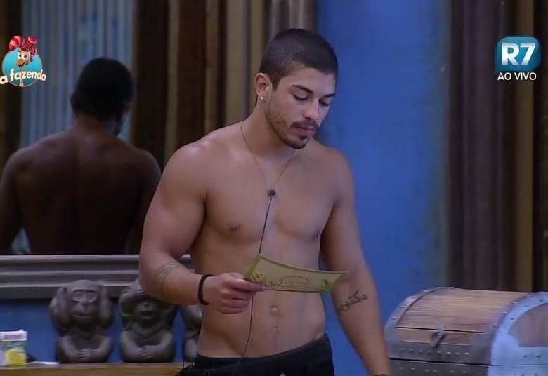 14.nov.2015 - Douglas Sampaio anuncia punição tripla. "Vocês irão ficar 48 horas sem água, sem gás e sem tapioca até a próxima reposição" - Reprodução/Record