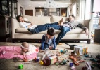 Fotógrafa exagera nas dificuldades de ter filhos e faz fotos engraçadas - Danielle Guenther/Reprodução