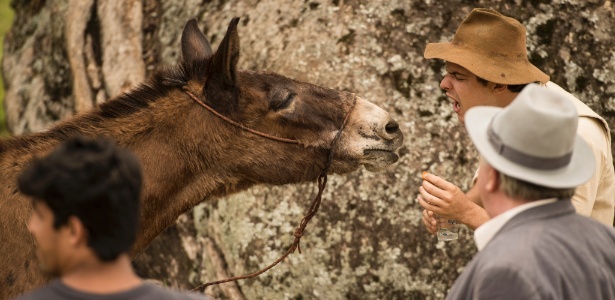 Das vantagens de ser uma estrela: nos bastidores de "Êta Mundo Bom", Juca é paparicado por seu "coadjuvante" Sergio Guizé e ganha cenouras - João Cotta/Globo - João Cotta/Globo