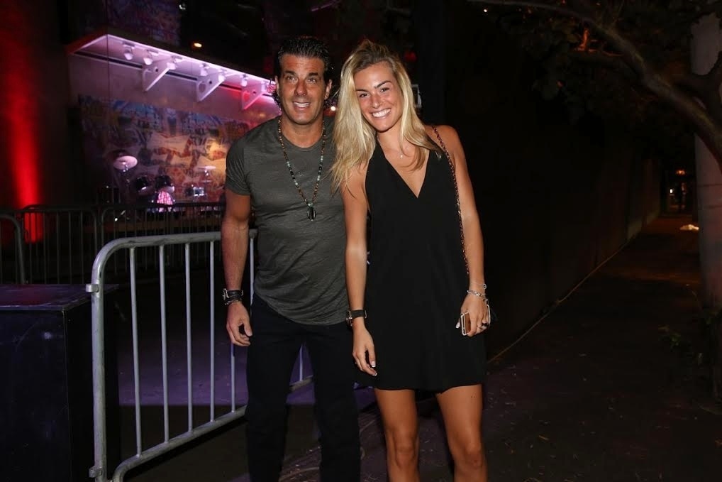 25.fev.2016 - Organizador do evento, empresário Álvaro Garnero posa para fotos ao lado da namorada - Brazil News