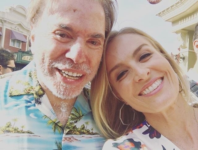 2.mar.2016 - Na Disney, Angélica tieta Silvio Santos: "Olha quem encontramos por aqui", escreveu a apresentadora do "Estrelas", que está lá trabalhando e já gravou um programa com Sandy e Lucas Lima. O programa nos Estados Unidos irá ao ar no final de março, mas o encontro com Silvio não será exibido pela Globo, segundo a emissora - Repropdução/Instagram/angelicaksy