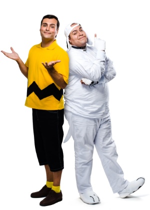 O ator Tiago Abravanel interpreta Snoopy e Leandro Luna vive o protagonista Charlie Brown no musical "Meu Amigo Charlie Brown"