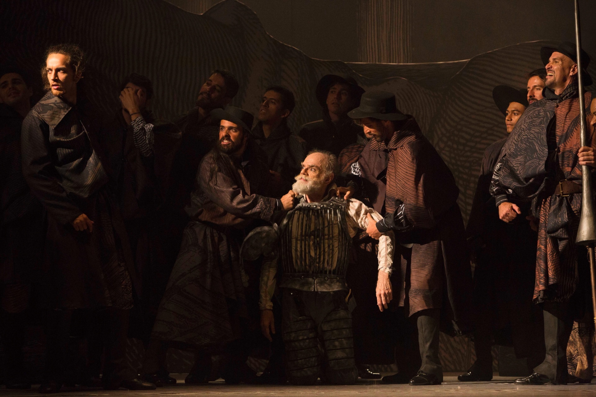 O Theatro São Pedro, na região central de São Paulo, recebe a ópera "Dom Quixote", de Jules Massenet, até o dia 13 de março de 2016. Com direção musical e regência de Luiz Fernando Malheiro, o espetáculo tem co-produção com o Theatro Municipal do Rio de Janeiro e é inspirado na obra de Miguel de Cervantes. - Heloisa Bortz