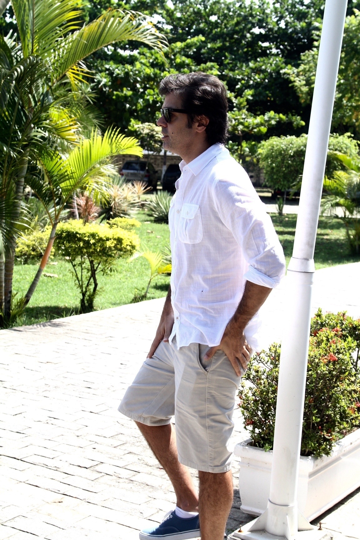 6.mar.2016 - O ator Bruno Mazzeo, irmão de Nizo Neto, comparece à cerimônia de cremação do corpo do sobrinho, no Cemitério São Francisco Xavier, Caju, na Zona Portuária do Rio - Anderson Borde/AgNews