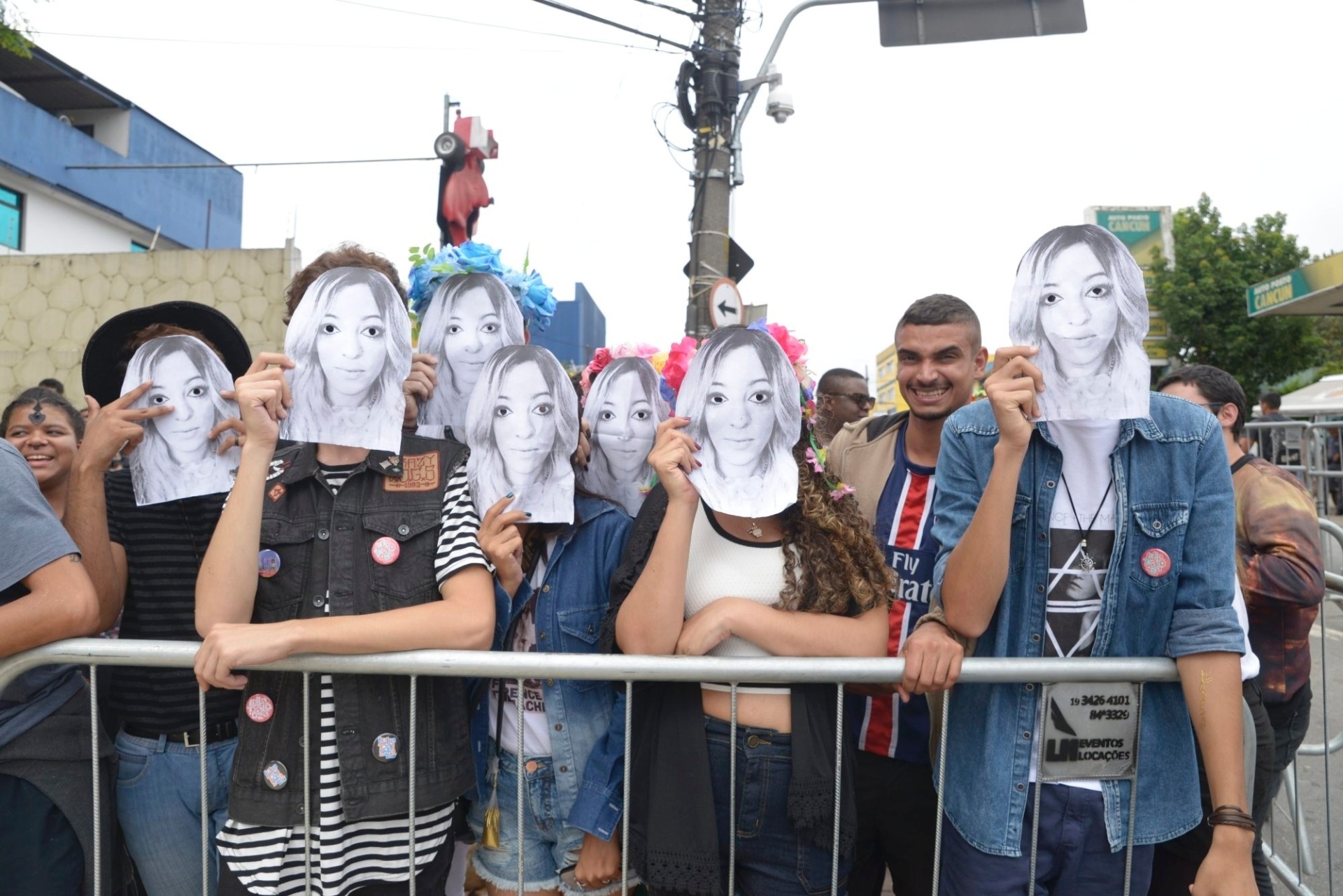 13.mar.2016 - Fãs de Florence and the Machine levaram máscaras da tecladista da banda para homenageá-la no Lollapalooza Brasil 2016 - Rafael Roncato/UOL