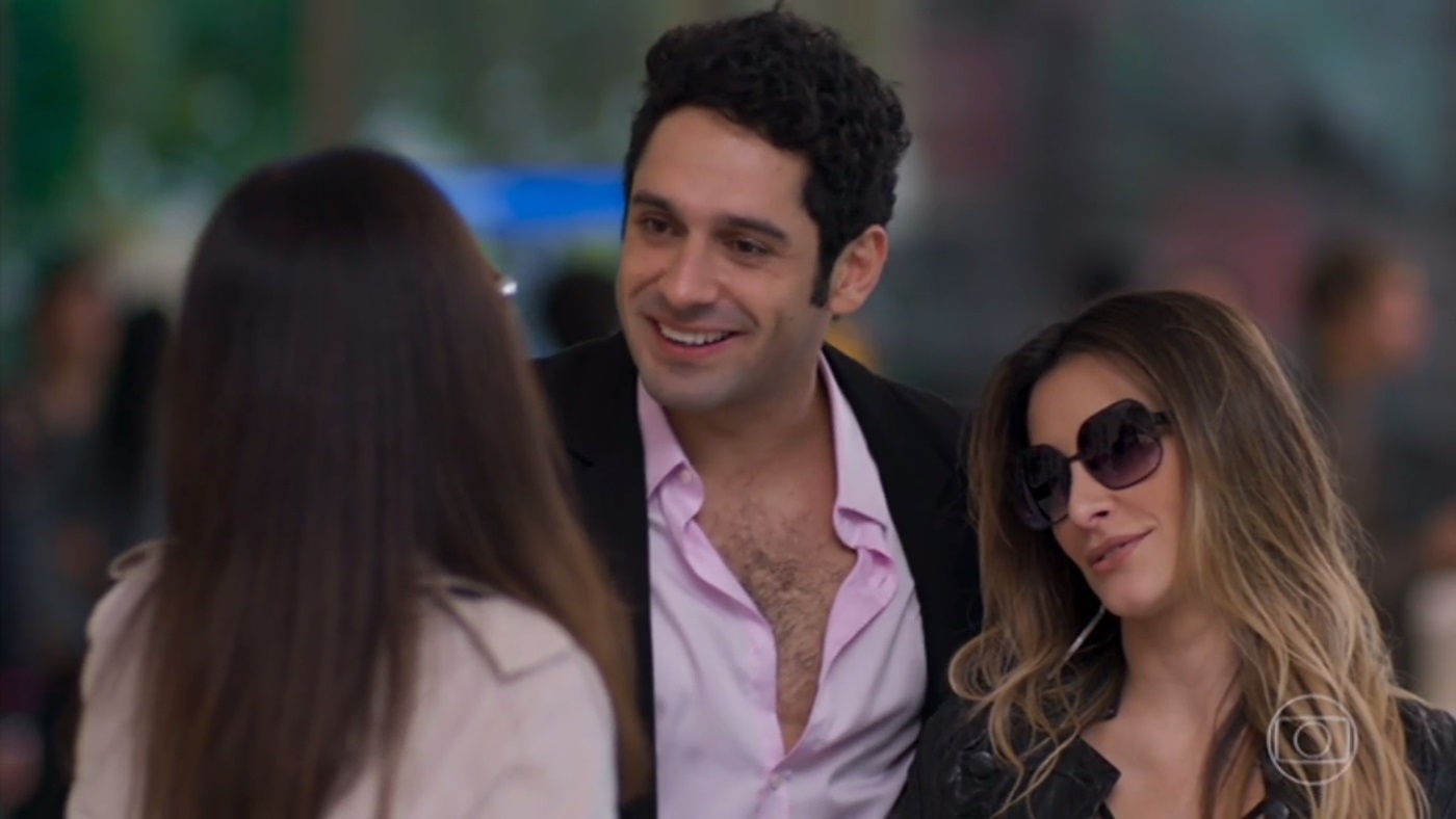 Beto (João Baldasserini) e Tamara (Cleo Pires) recebem a mãe, Penélope (Carolina Ferraz) no aeroporto, e ela diz que largou o marido, na estreia de "Haja Coração" - Reprodução/TV Globo