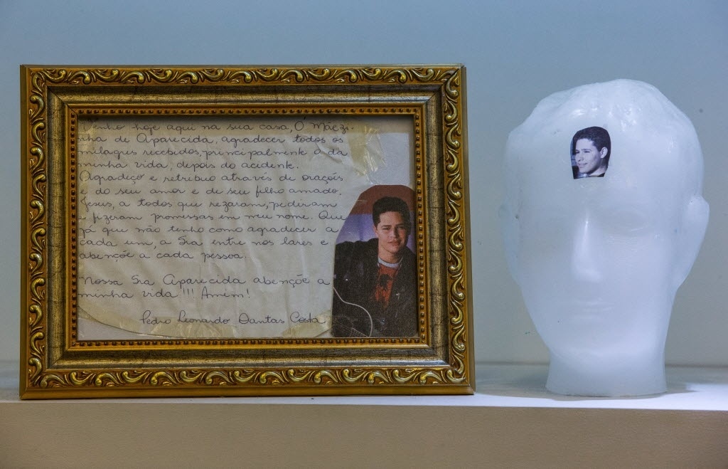 Carta de agradecimento pela recuperação de Pedro Leonardo. O cantor, que sofreu um acidente de carro, também tem uma cabeça de cera na Sala das Promessas de Aparecida - Roosevelt Cássio/UOL
