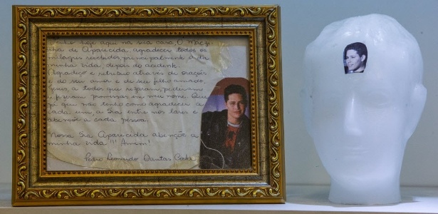 Carta de agradecimento e cabeça de certa do cantor Pedro Leonardo no Santuário de Aparecida - Roosevelt Cássio/UOL - Roosevelt Cássio/UOL