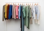 Sobreviva sem armário: veja opções baratas para deixar as roupas em ordem (Foto: Getty Images)
