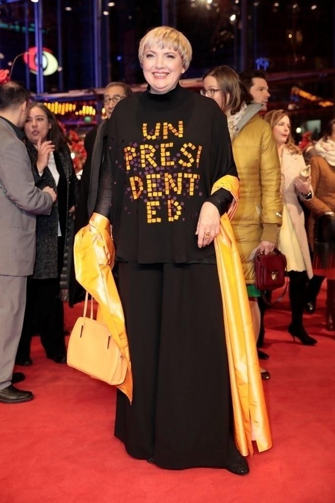 A deputada alemã Claudia Roth protesta contra o presidente Donald Trump no tapete vermelho de "Django" na abertura do Festival de Berlim - Axel Schmidt/Reuters