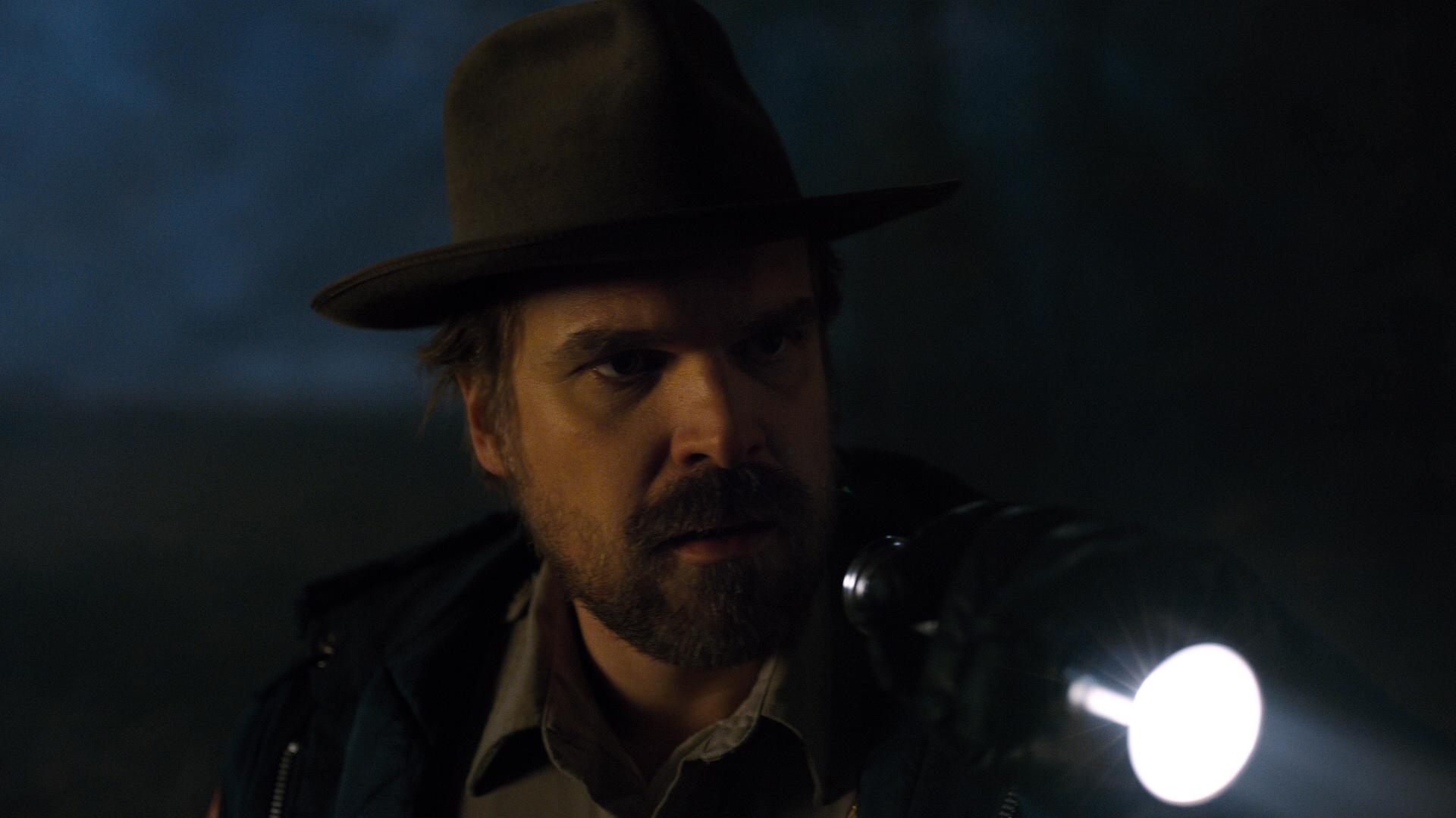 O xerife Jim Hopper (David Harbour) em cenas da segunda temporada de "Stranger Things" - Divulgação