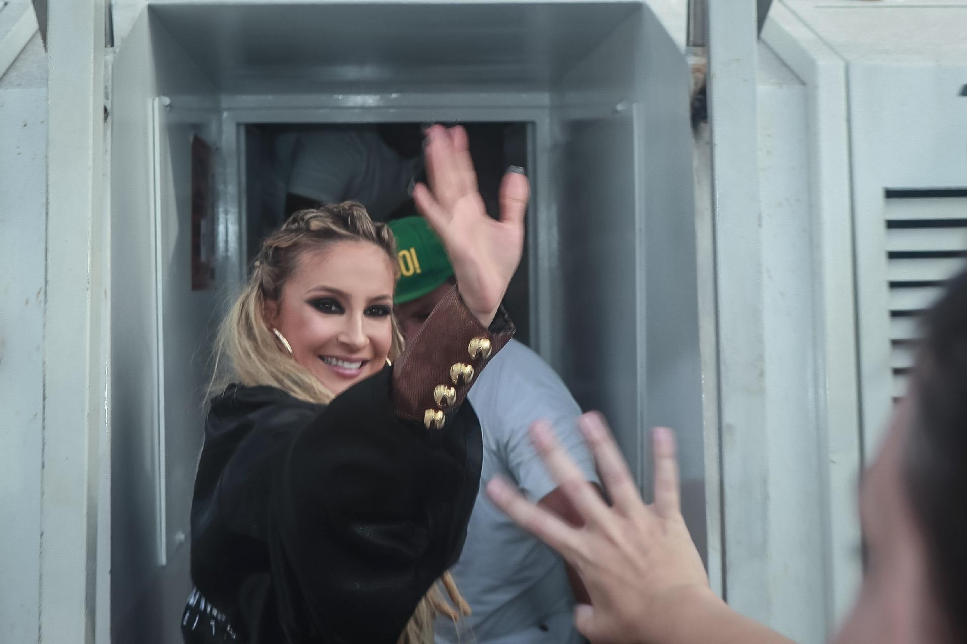 A cantora acena para os fãs antes de embarcar no seu "navio", como apelidou seu trio elétrico de Salvador neste ano - Raphael Castello/AgNews