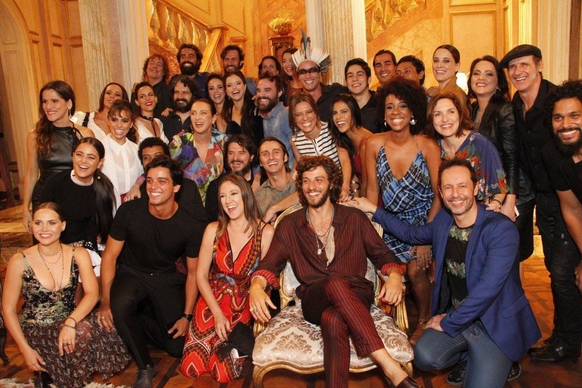 Elenco de "Novo Mundo" posa durante lançamento da novela no Rio de Janeiro - Marcos Ferreira/BrazilNews