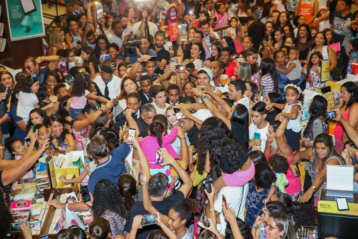 A atriz Larissa Manoela atraiu uma multidão de adolescentes neste sábado (3) a uma livraria de Salvador, na Bahia, para o lançamento de "O Mundo de Larissa Manoela". A atriz estava acompanhada do ator Thomaz Costa - Manuela Scarpa/Brazil News