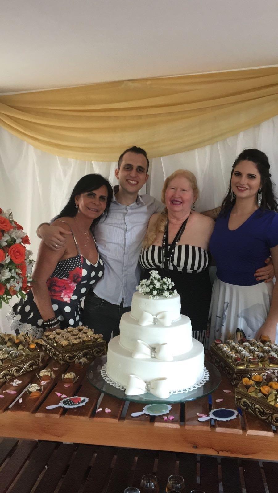 Os noivos tiraram fotos com os convidados e as respectivas mães. "Missão Cumprida", disse Gretchen em sua rede social ao comentar sobre a festa - Divulgação