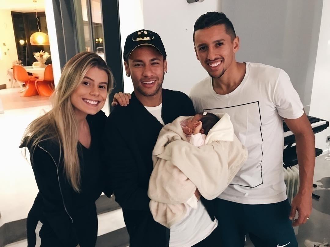 Casada com o jogador Marquinhos, do PSG, Carol Cabrino mostrou em seu Instagram a visita do Tio Neymar para conhecer sua filha. "Visita do titio!!! Amamos!! Dudinha segue plena!", escreveu - Reprodução/Instagram/neymarjr