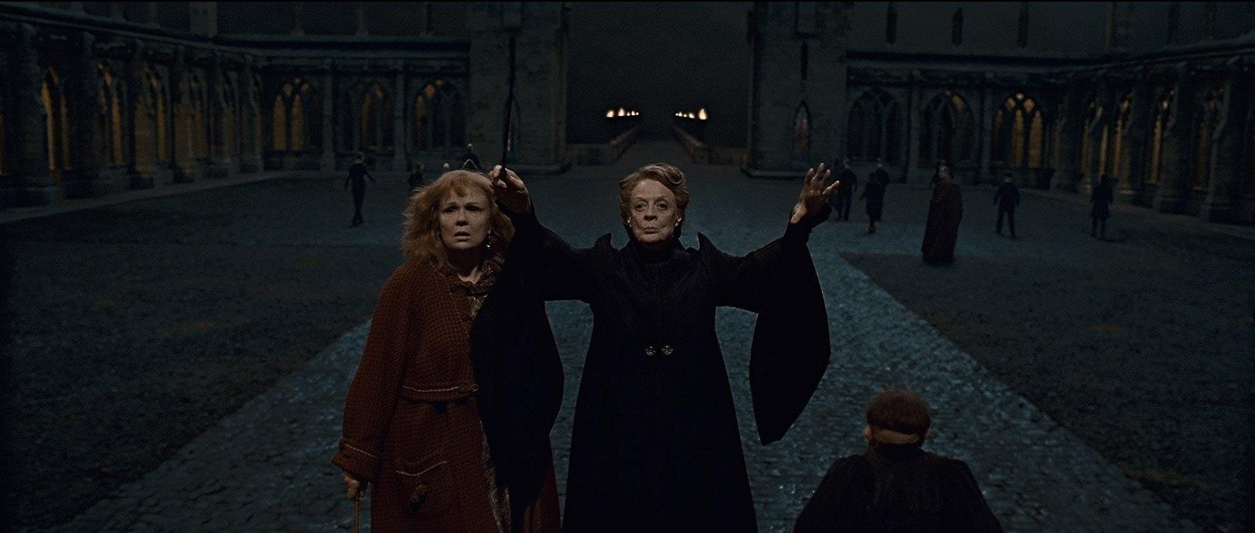Warwick Davis, Maggie Smith e Julie Walters em cena de "Harry Potter e as Relíquias da Morte: Parte 2" (2011) - Divulgação