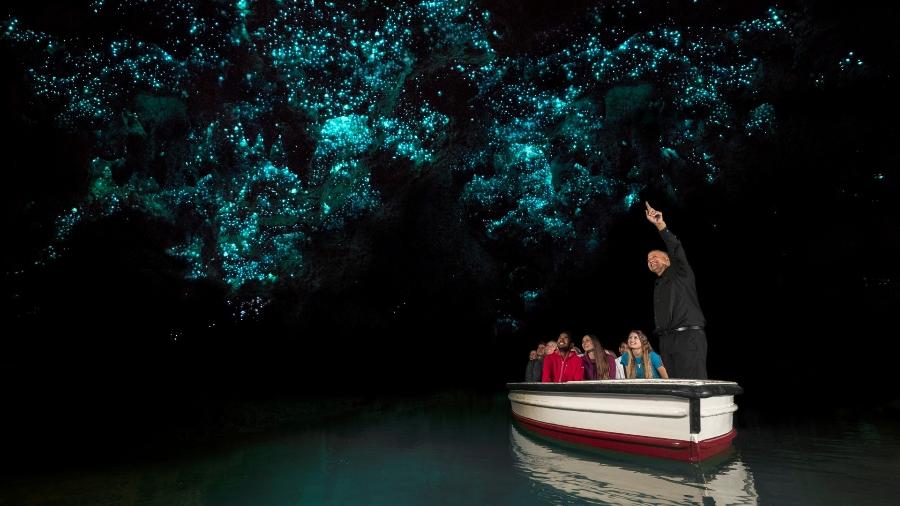 Turistas usam barquinhos para conhecer o interior das Cavernas de Waitomo - Corin Walker Bain/Tourism New Zealand