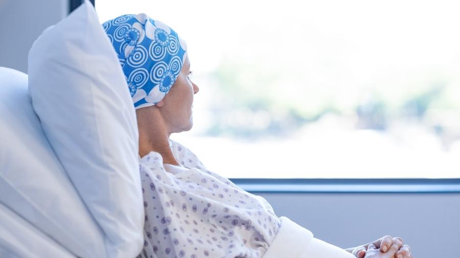 Mulher com câncer em cama de hospital - Ridofranz/IStock