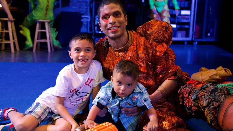 O percussionista posta com os filhos no Cirque du Soleil - Divulgação - Divulgação