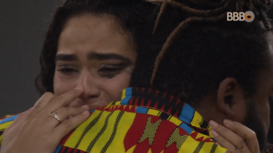 Elana e Rodrigo se abraçam após eliminação - Reprodução/GloboPlay