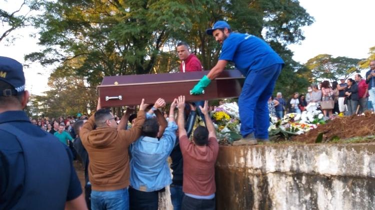 Caixão de Rafael Miguel é sepultado no Cemitério Campo Grande - Paulo Pacheco/UOL - Paulo Pacheco/UOL