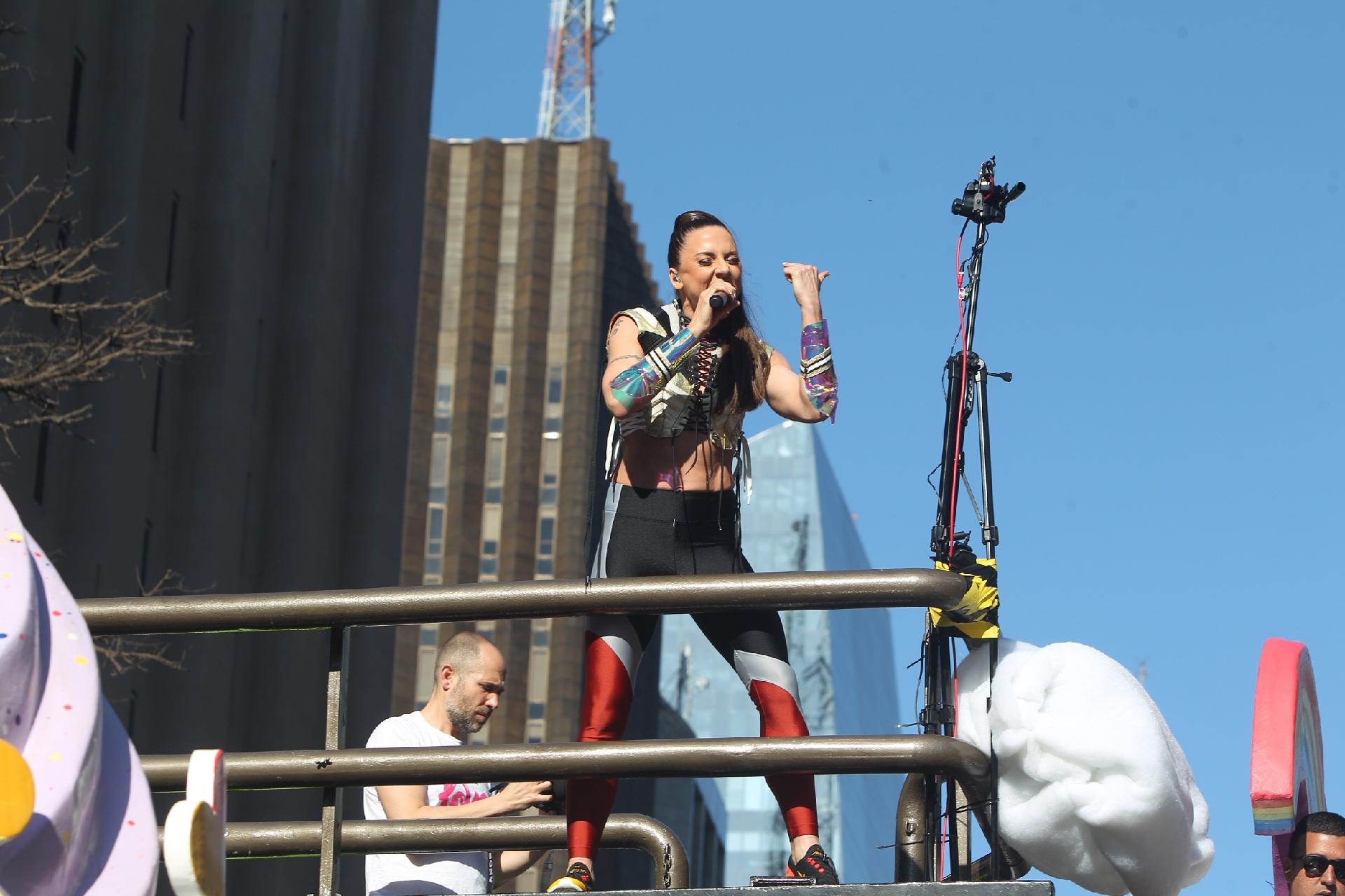 A Spice Girl Mel C fez show neste domingo (23) em um trio elétrico durante a Parada do Orgulho LGBT em São Paulo - Marcello Sá Barreto/Brazil News