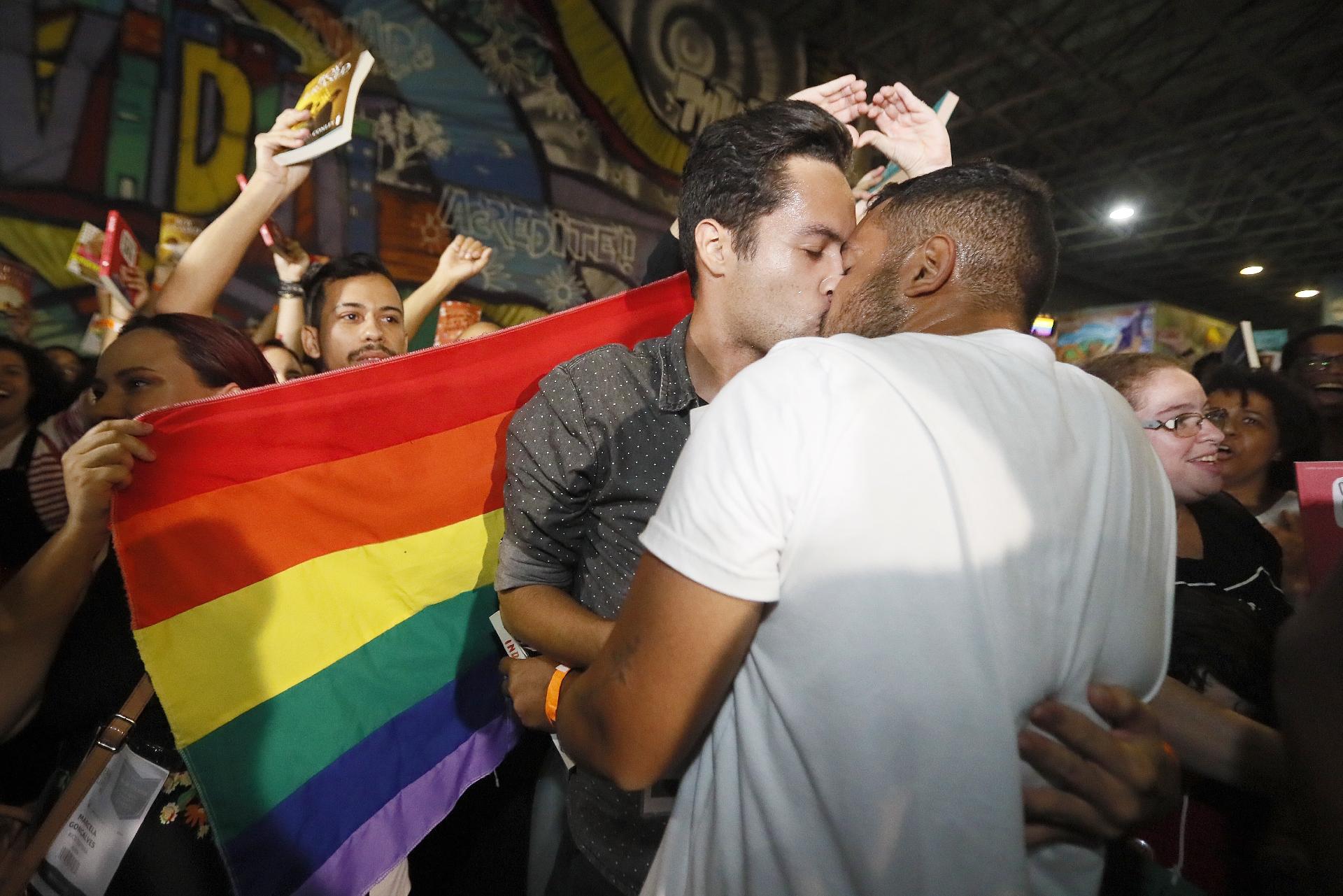 7.set.2019 - Homens se beijam em protesto contra o prefeito Marcelo Crivella na Bienal do Rio - Marcelo de Jesus/UOL