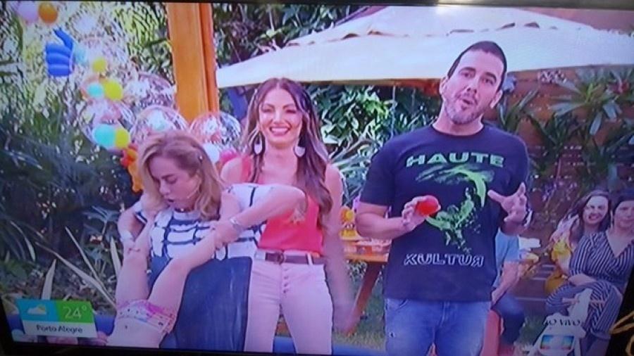 Cissa Guimarães segura criança pelas pernas durante programa É de Casa, da TV Globo - Reprodução/Twitter