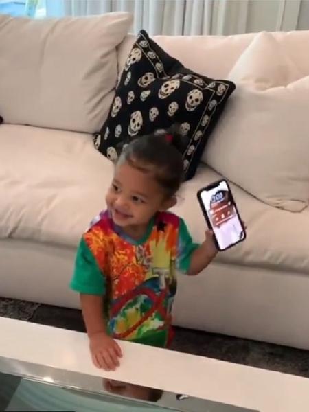 Kylie Jenner mostra filha, Stormi, dançando empolgada com sua voz - Reprodução/Twitter