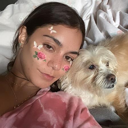 Vanessa Hudgens posa com seu cachorro na quarentena - REPRODUÇÃO/INSTAGRAM