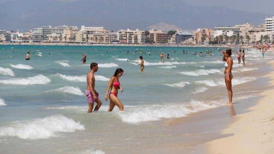 A pandemia não impediu muita gente de aproveitar o verão europeu. Na foto, banhistas praia de Mallorca, na Espanha - dpa/picture alliance via Getty Images