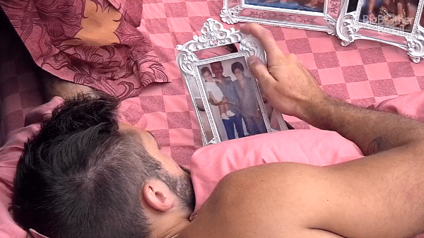 BBB 21: Arthur vê fotos da família no quarto do líder - Reprodução/Globoplay