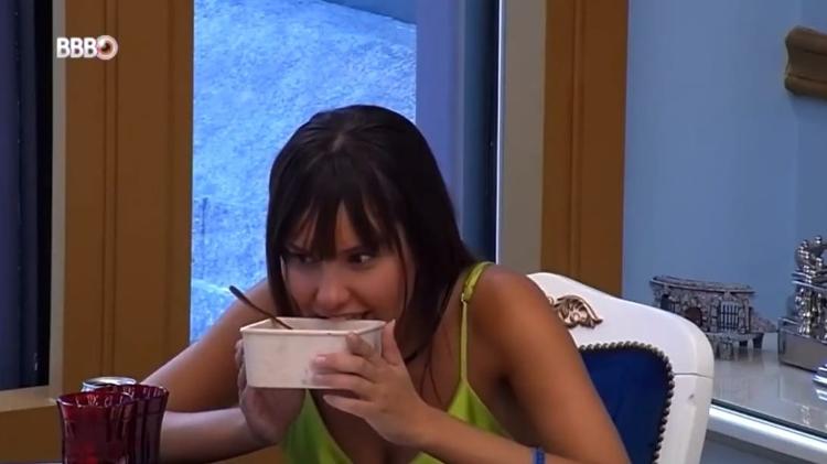 BBB 21: Thaís tenta comer embalagem de comida no almoço do líder - Reprodução/Globoplay - Reprodução/Globoplay