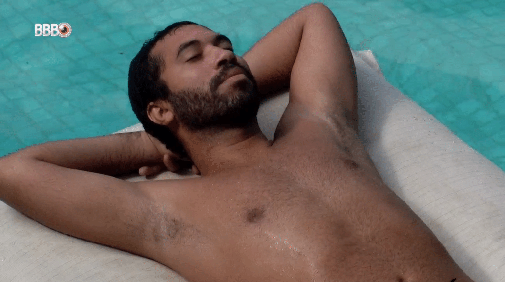 BBB 21: Gilberto curte dia de sol na piscina - Reprodução/Globoplay