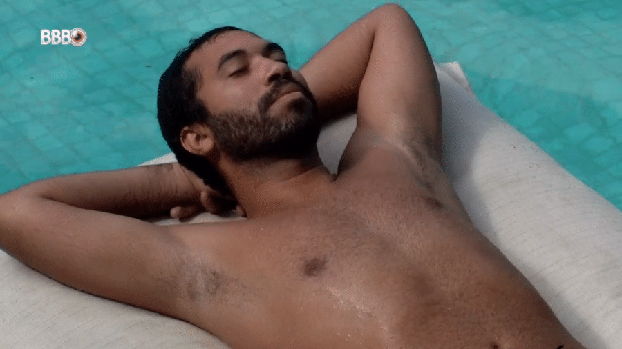 BBB 21: Gilberto curte dia de sol na piscina - Reprodução/Globoplay