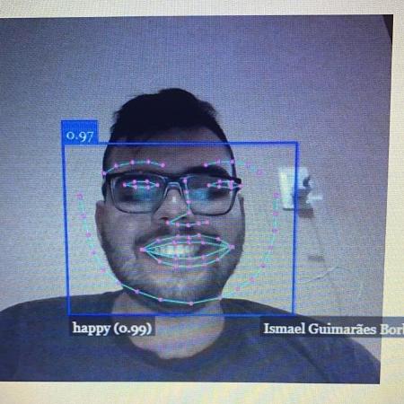 Estudante demonstrando funcionalidade de reconhecimento de emoções - Divulgação