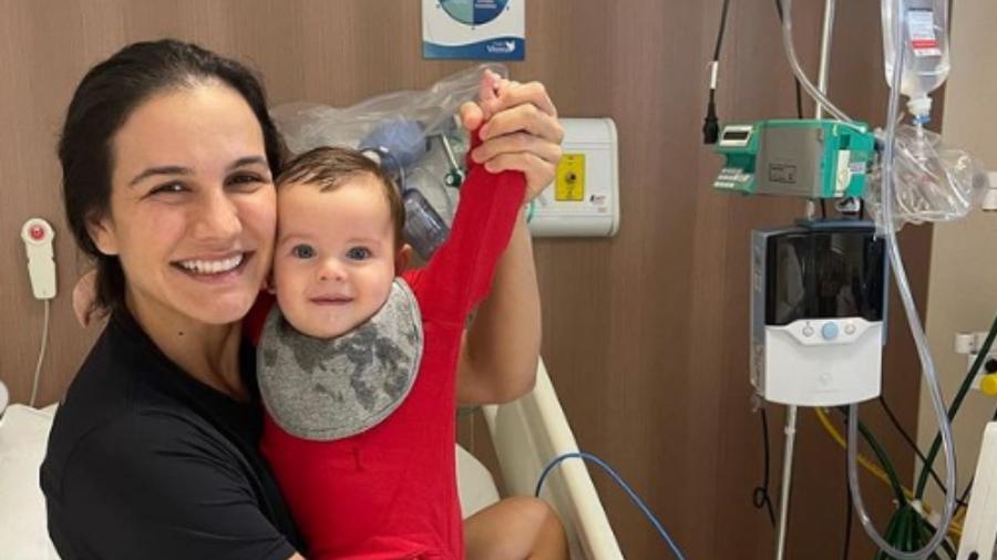 Kyra Gracie no hospital com Rayan, 6 meses, de seu relacionamento com Malvino Salvador - Reprodução/Instagram