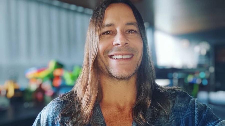 Theo Becker diz que "tentativa" de ser gay foi com amigo próximo - Reprodução/Instagram