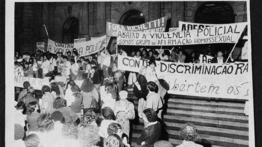 Manifestação nas escadarias do Theatro Municipal em São Paulo, 13 de junho de 1980 - Companhia das Letras/Divulgação