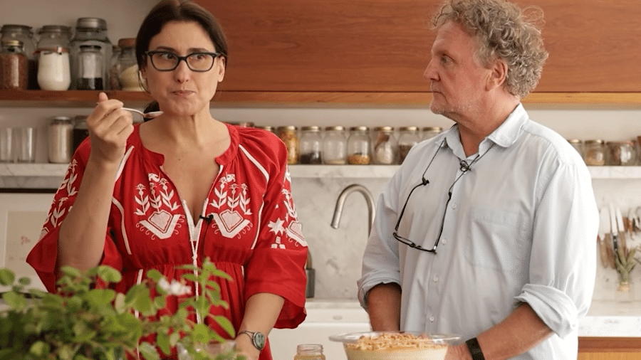 Paola Carosella e Jason Lowe no programa "Nossa Cozinha" - Reprodução / Youtube