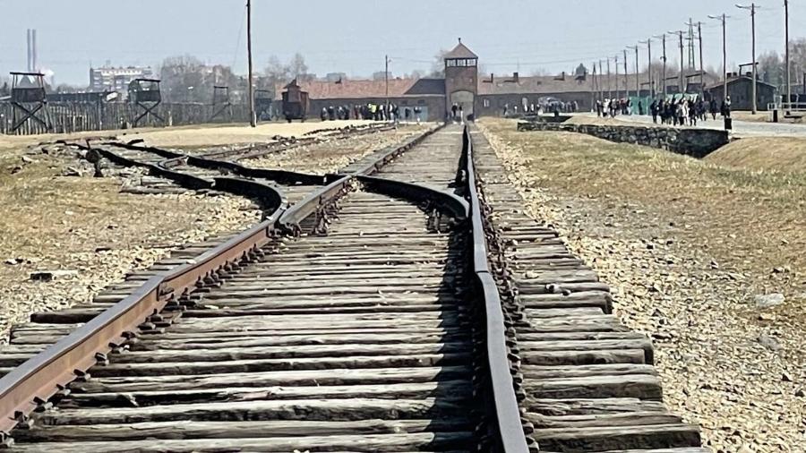 O campo de concentração de Auschwitz II-Birkenau no arredores de Cracóvia, na Polônia, ficou conhecido pela "industrialização da morte", como o processo de extermínio em massa ficou conhecido sob o regime nazista