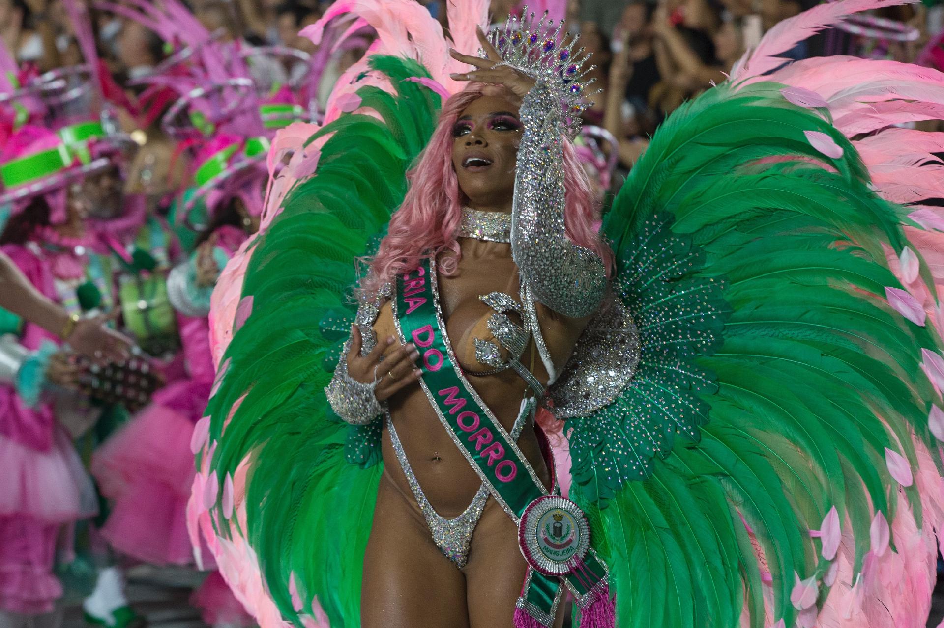 22.abr.2022 - Desfile da Mangueira na primeira noite do carnaval 2022 na Sapucaí - Júlio César Guimarães/UOL