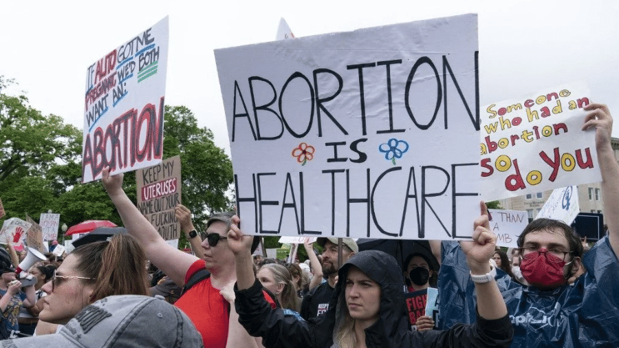 Manifestante em Washington, Estados Unidos, com placa defendendo que aborto é questão de saúde pública - Jose Luis Magana/AFP
