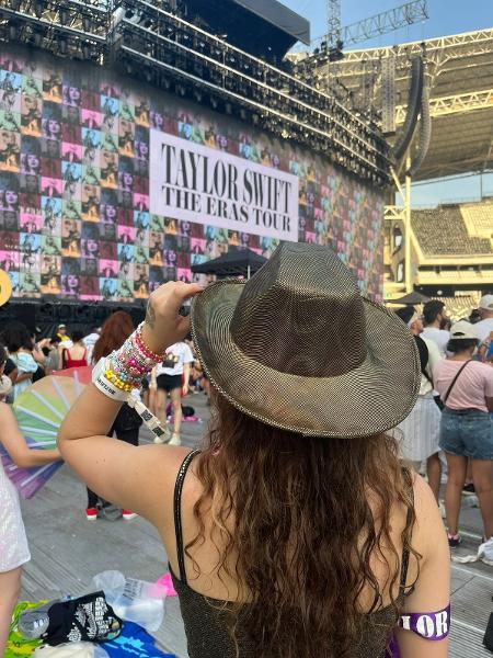 Nina ganhou o ingresso para assistir à Taylor Swift de aniversário de 15 anos